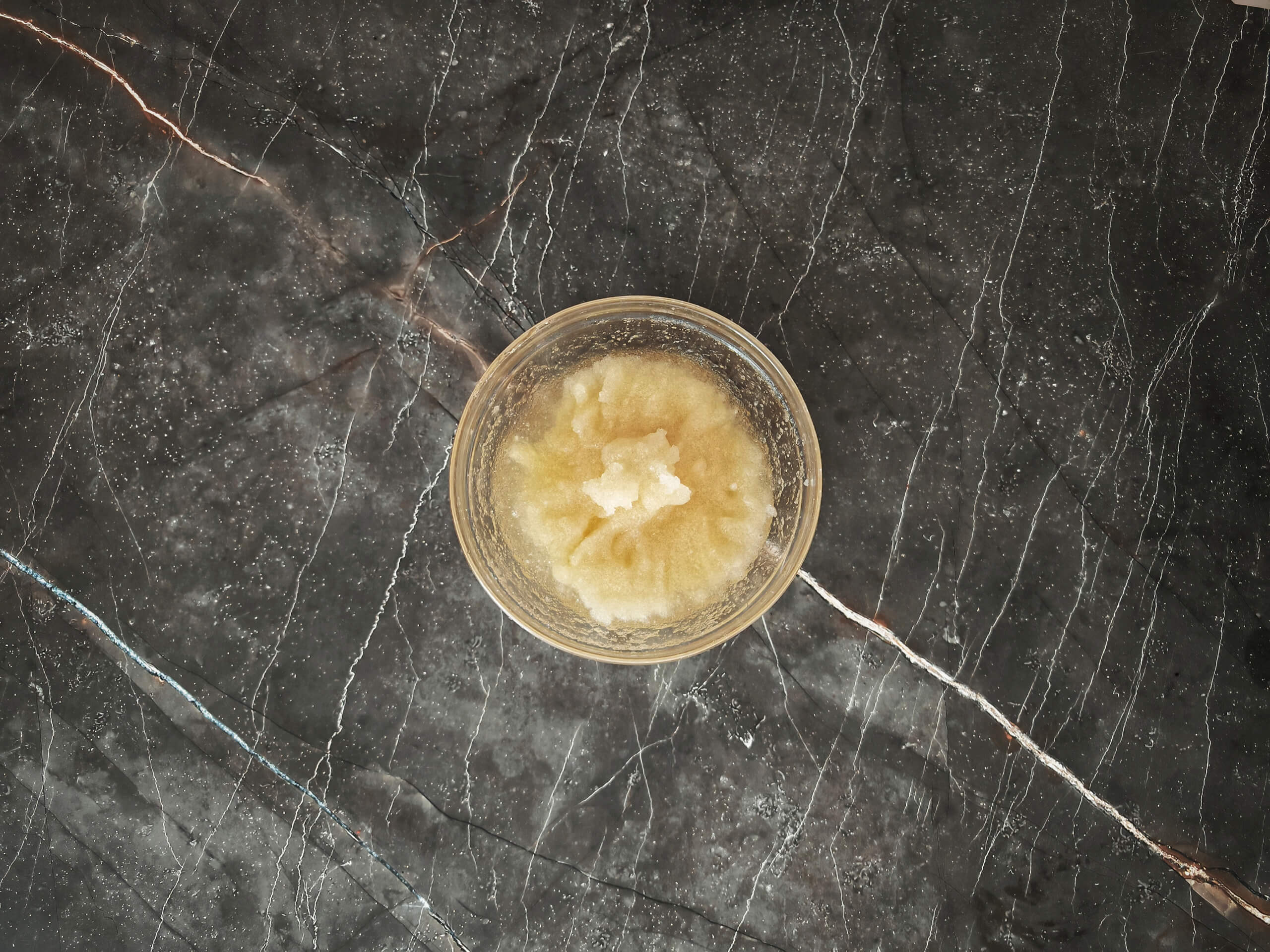 Шаг 2: Смешайте желатин и воду