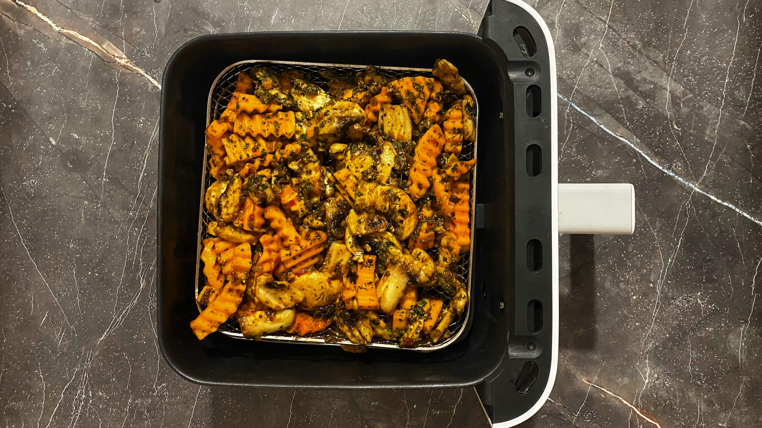 Шаг 3: Размещение в аэрогриле и жарка