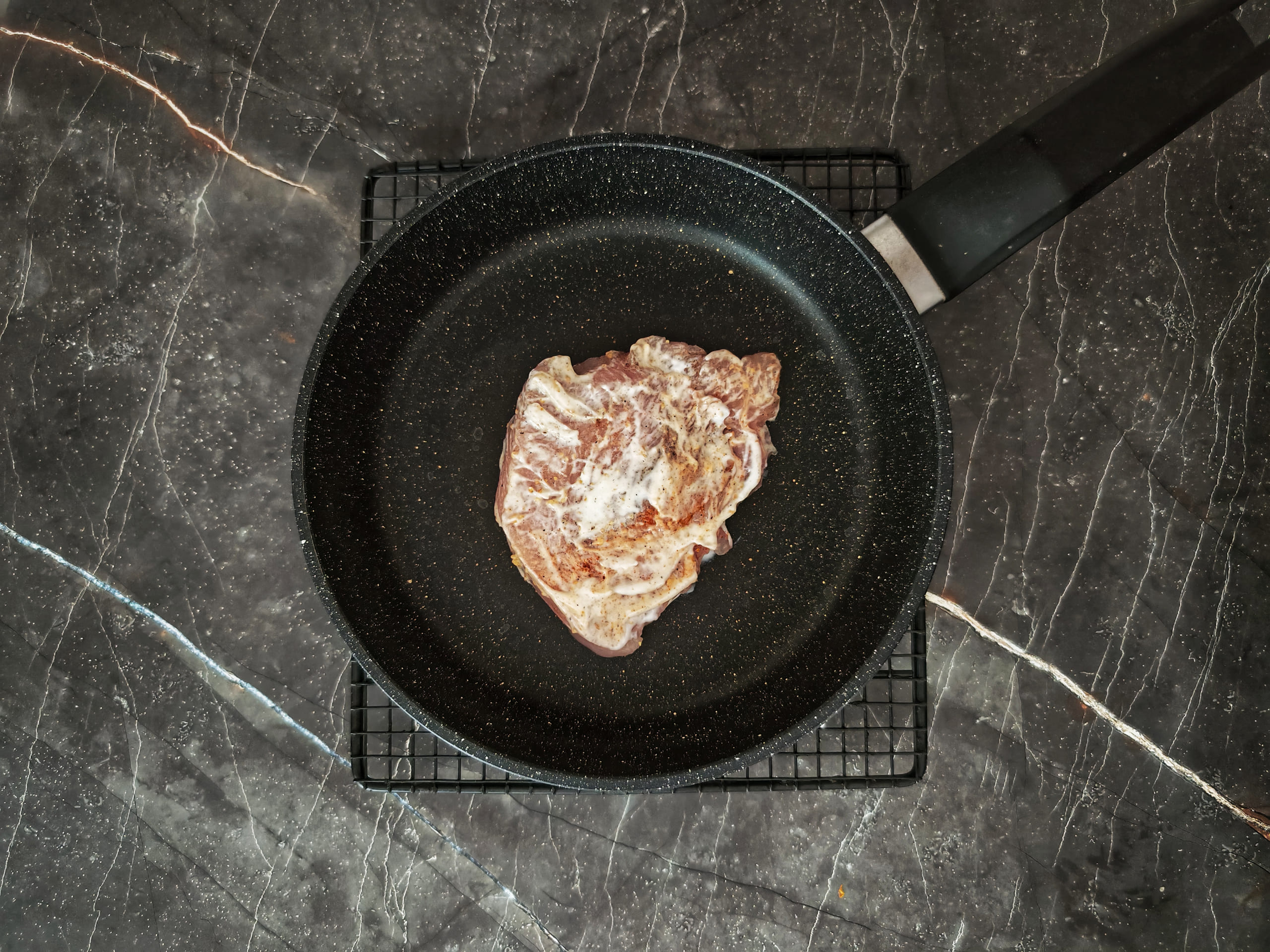 Шаг 3: Разместите стейк на сковороде