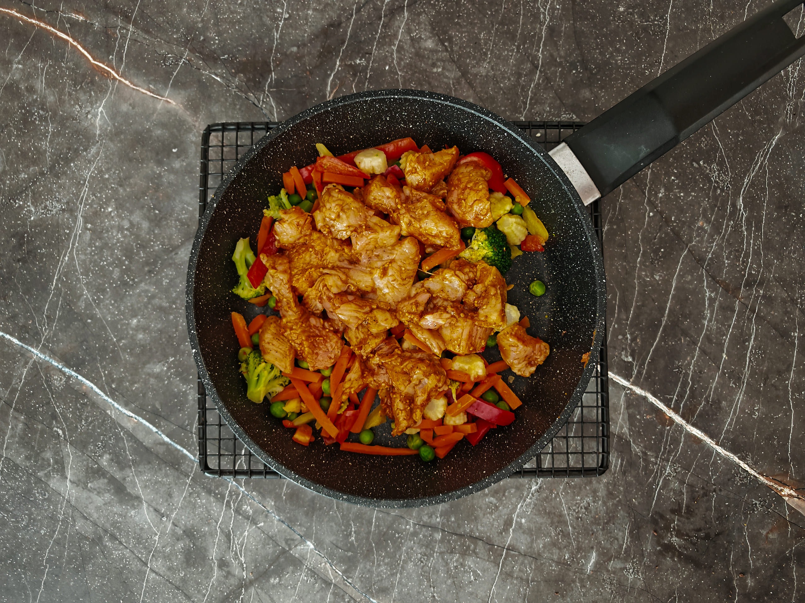 Шаг 6: Добавьте мясо