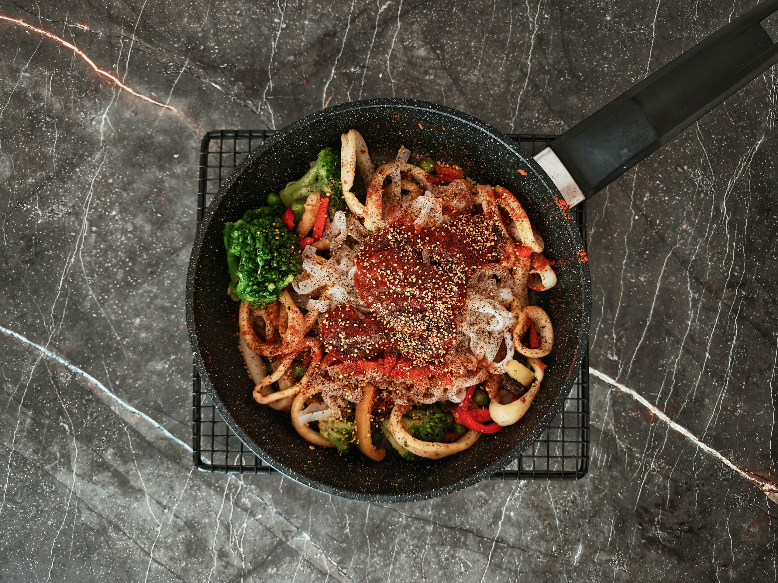 Шаг 5: Добавьте ширатаки, специи и соус